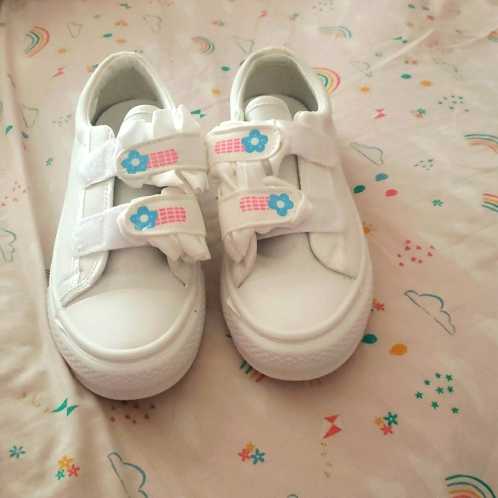 White flower strap on shoes